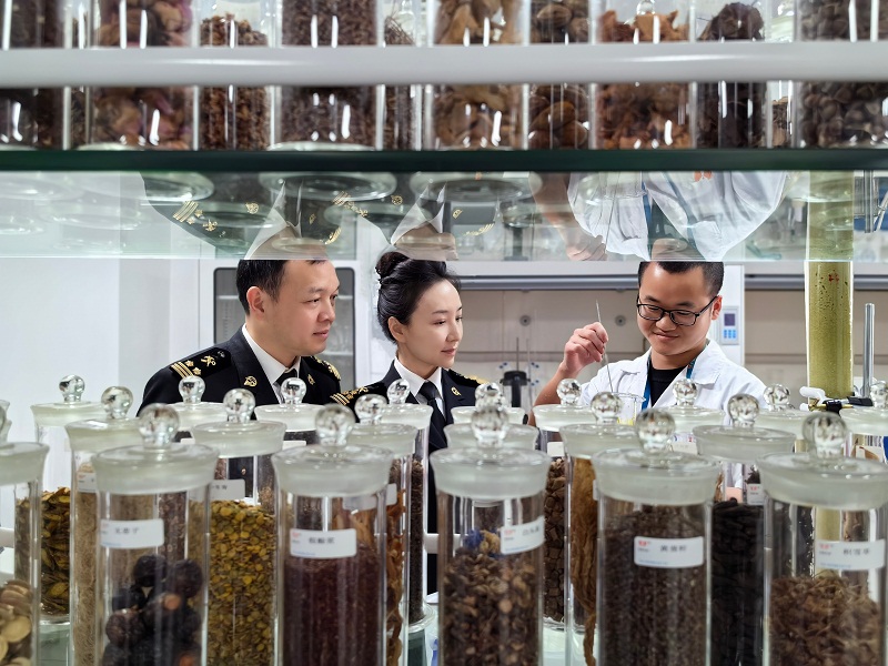 图为：广州海关所属天河海关关员到企业调研并开展AEO认证培育
